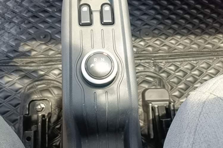 Used Wuling Hongguang MINIEV 2021 Macaron Fashion Model Lithium Iron Phosphate Gear Lever