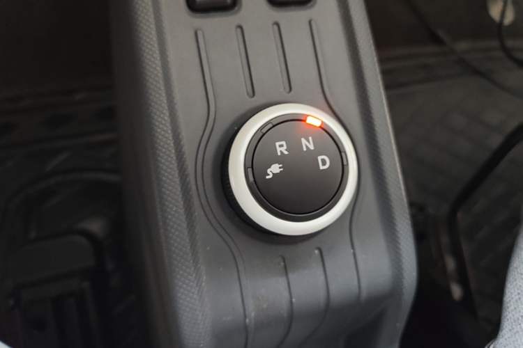 Used Wuling Hongguang MINIEV 2021 Macaron Fashion Model Lithium Iron Phosphate Gear Lever