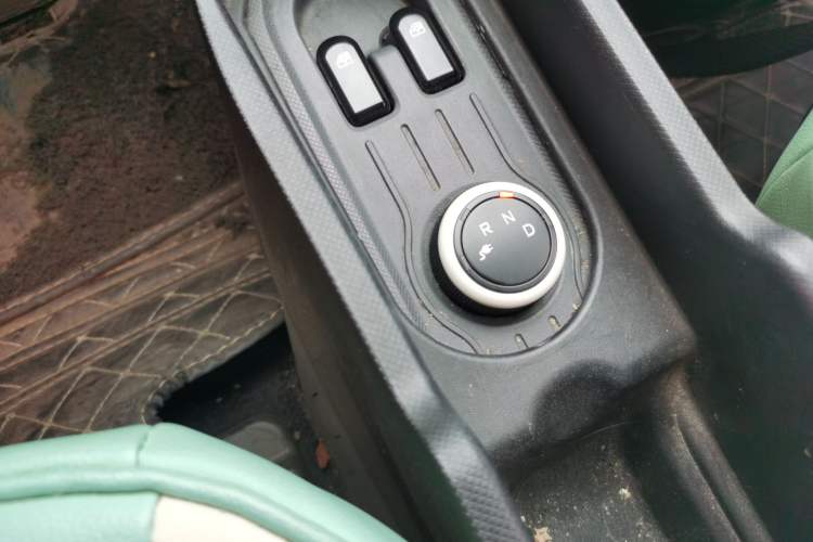 Used Wuling Hongguang MINIEV 2021 Macaron Fashion Model Lithium Iron Phosphate Gear Lever