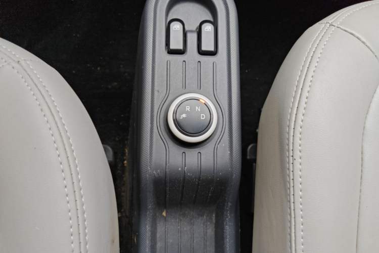 Used Wuling Hongguang MINIEV 2021 Macaron Fashion Model Lithium Iron Phosphate Gear Lever
