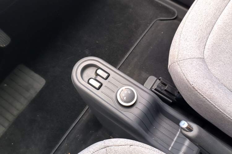 Used Wuling Hongguang MINIEV 2021 Macaron Premium Model – Lithium-NMC Gear Lever