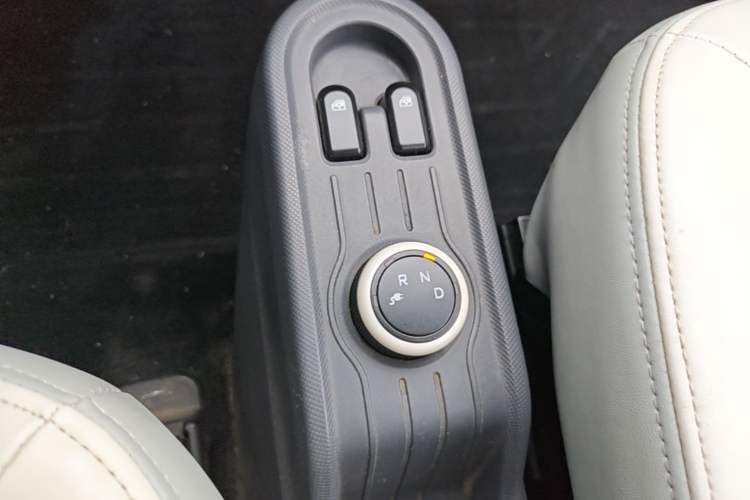Used Wuling Hongguang MINIEV 2021 Macaron Fashion Model Lithium Iron Phosphate Gear Lever