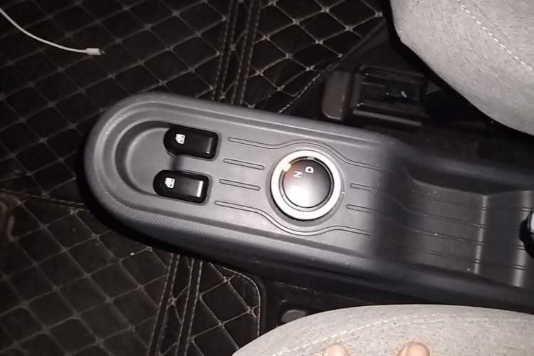 Used Wuling Hongguang MINIEV 2021 Macaron Fashion Edition Lithium-Ion Battery Gear Lever