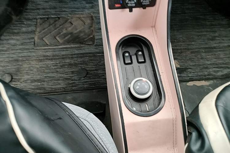 Used Wuling Hongguang MINIEV 2021 Macaron Fashion Model Lithium Iron Phosphate Gear Lever
