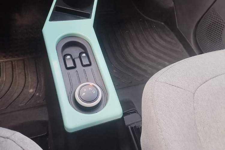 Used Wuling Hongguang MINIEV 2021 Macaron Fashion Model Lithium Iron Phosphate Gear Lever
