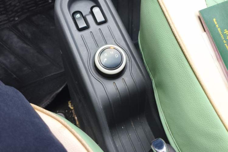 Used Wuling Hongguang MINIEV 2021 Macaron Fashion Model Lithium Iron Phosphate Gear Lever
