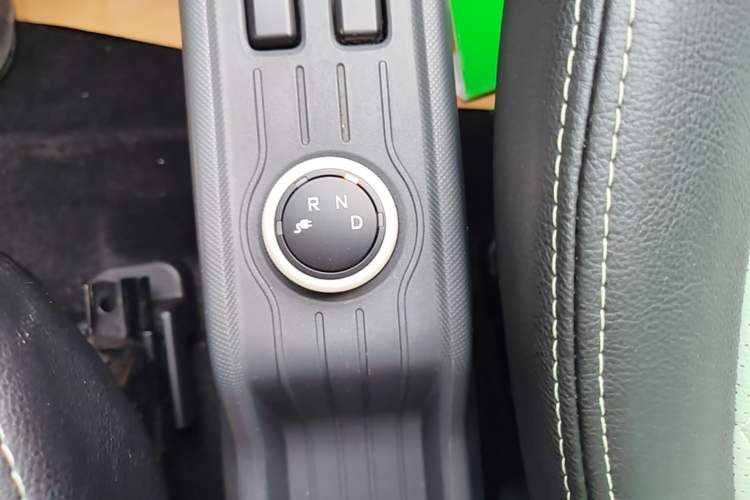 Used Wuling Hongguang MINIEV 2021 Macaron Fashion Model Lithium Iron Phosphate Gear Lever