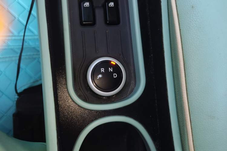 Used Wuling Hongguang MINIEV 2021 Macaron Fashion Model Lithium Iron Phosphate Gear Lever