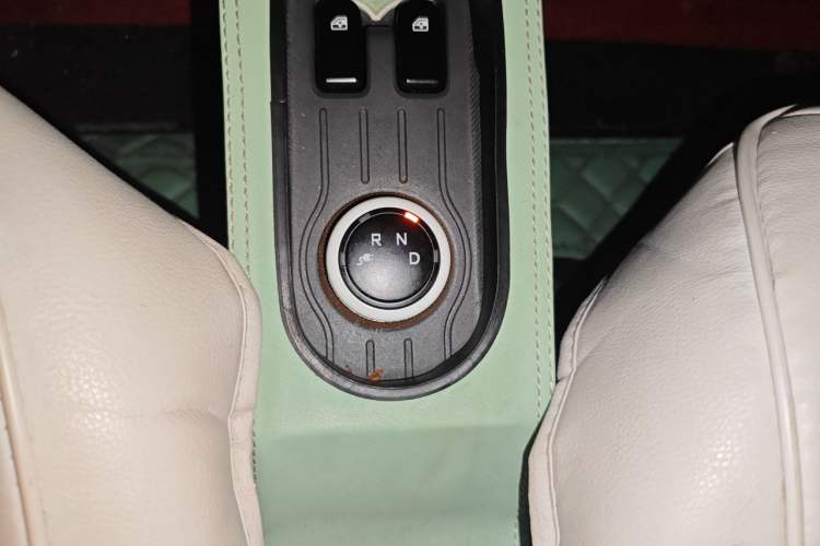 Used Wuling Hongguang MINIEV 2021 Macaron Fashion Model Lithium Iron Phosphate Gear Lever