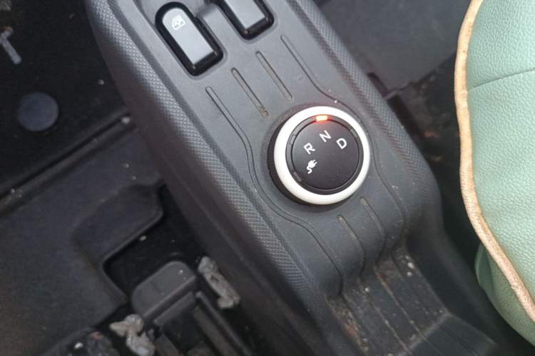 Used Wuling Hongguang MINIEV 2021 Macaron Fashion Model Lithium Iron Phosphate Gear Lever