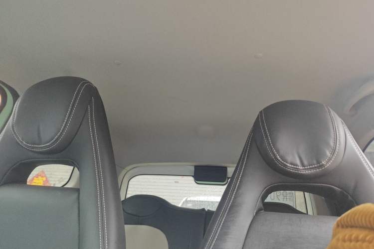 Used Wuling Hongguang MINIEV 2021 Macaron Sandwich Model 120 km Lithium Iron Phosphate Headliner