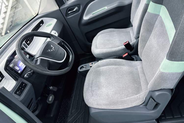 Used Wuling Hongguang MINIEV 2021 Macaron Sandwich Model 120 km Lithium Iron Phosphate Interior 2