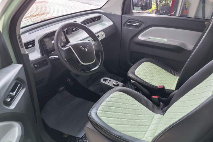 Used Wuling Hongguang MINIEV 2021 Macaron Sandwich Model 170 km Lithium Iron Phosphate Interior 2