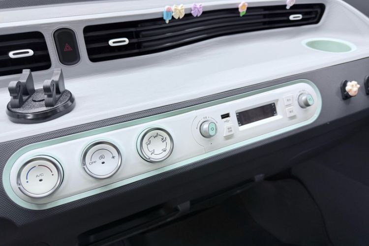 Used Wuling Hongguang MINIEV 2021 Macaron Premium Model – Lithium Iron Phosphate Interior 3