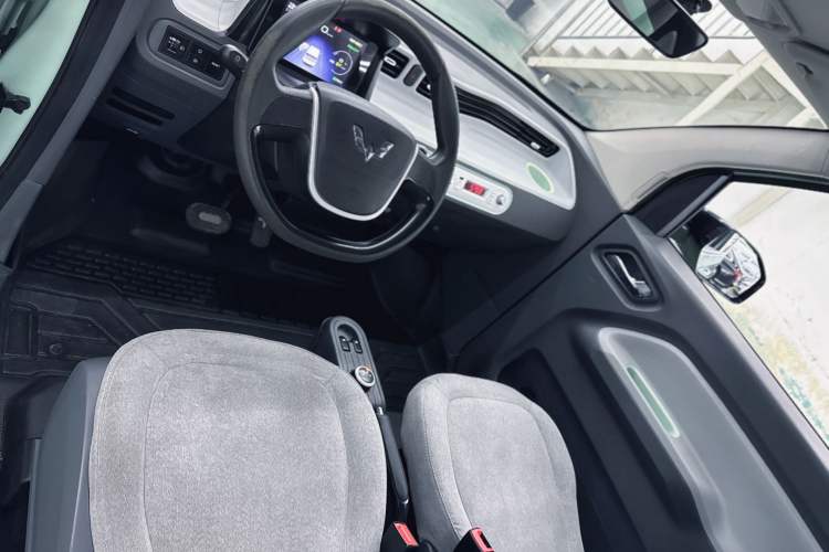 Used Wuling Hongguang MINIEV 2021 Macaron Sandwich Model 120 km Lithium Iron Phosphate Interior 8