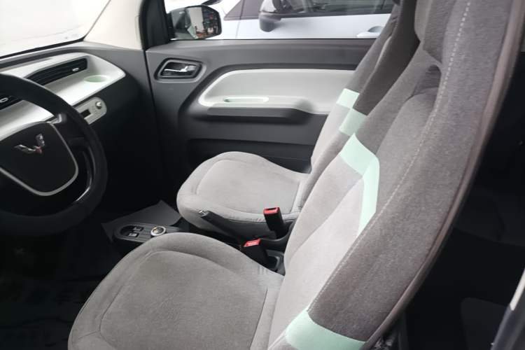 Used Wuling Hongguang MINIEV 2021 Macaron Sandwich Model 120 km Lithium Iron Phosphate Left Front Seat