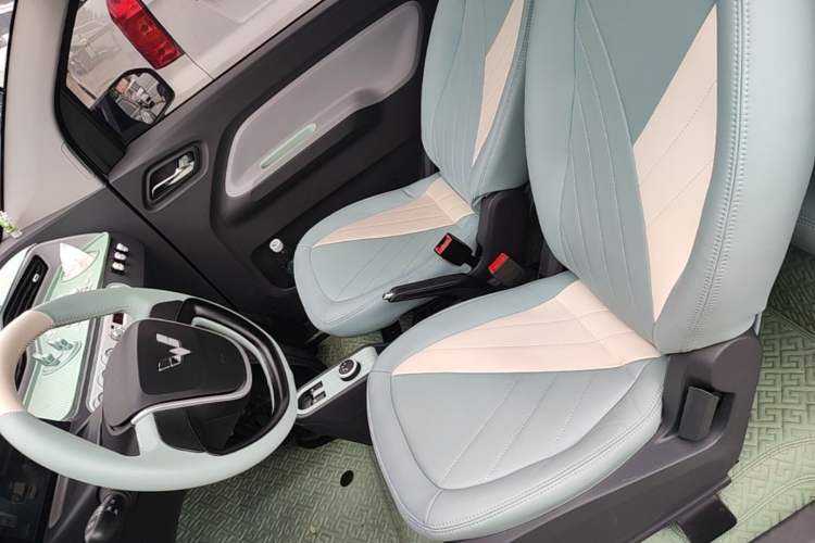 Used Wuling Hongguang MINIEV 2021 Macaron Sandwich Model 120 km Lithium Iron Phosphate Left Front Seat