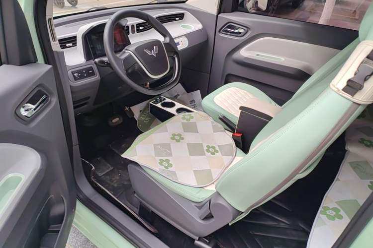 Used Wuling Hongguang MINIEV 2021 Macaron Sandwich Model 120 km Lithium Iron Phosphate Left Front Seat