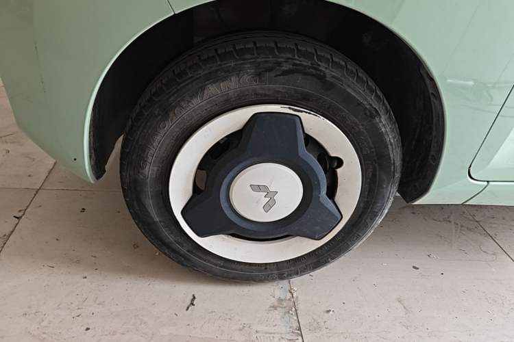 Used Wuling Hongguang MINIEV 2021 Macaron Fashion Model Lithium Iron Phosphate Left Front Wheel Hub