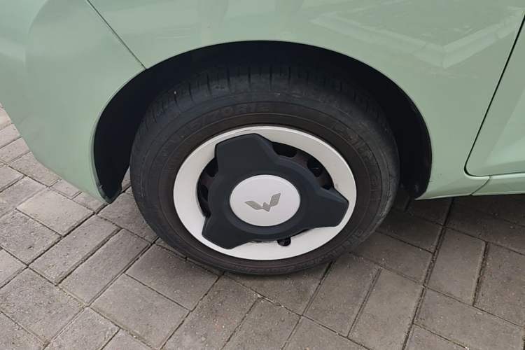 Used Wuling Hongguang MINIEV 2021 Macaron Premium Model – Lithium Iron Phosphate Left Front Wheel Hub