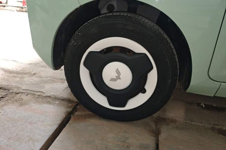 Used Wuling Hongguang MINIEV 2021 Macaron Fashion Model Lithium Iron Phosphate Left Front Wheel Hub