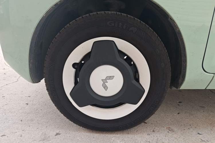 Used Wuling Hongguang MINIEV 2021 Macaron Fashion Model Lithium Iron Phosphate Left Front Wheel Hub