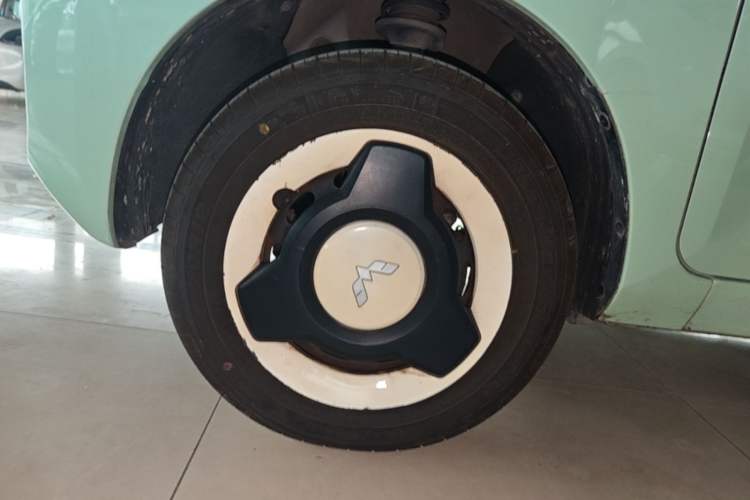 Used Wuling Hongguang MINIEV 2021 Macaron Sandwich Model 120 km Lithium Iron Phosphate Left Front Wheel Hub