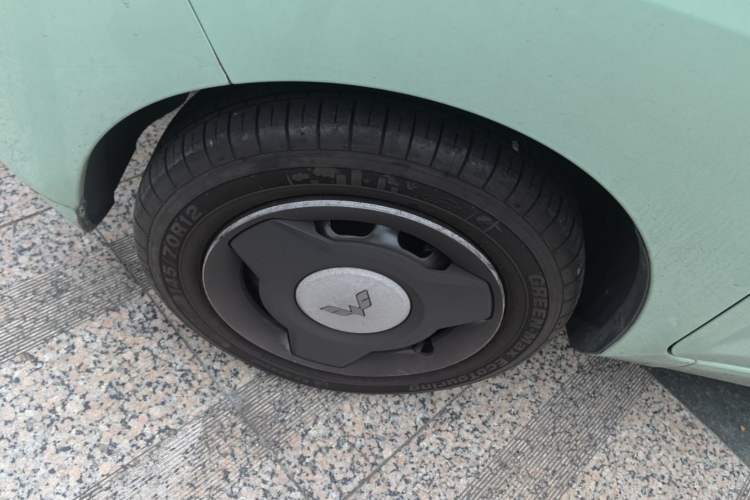 Used Wuling Hongguang MINIEV 2021 Macaron Fashion Model Lithium Iron Phosphate Left Front Wheel Hub