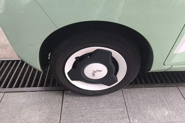 Used Wuling Hongguang MINIEV 2021 Macaron Premium Model – Lithium Iron Phosphate Left Front Wheel Hub
