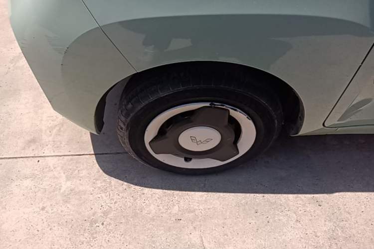 Used Wuling Hongguang MINIEV 2021 Macaron Fashion Model Lithium Iron Phosphate Left Front Wheel Hub