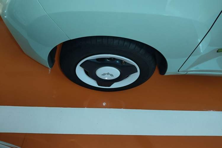 Used Wuling Hongguang MINIEV 2021 Macaron Sandwich Model 170 km Lithium Iron Phosphate Left Front Wheel Hub