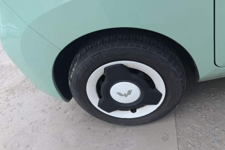 Used Wuling Hongguang MINIEV 2021 Macaron Fashion Model Lithium Iron Phosphate Left Front Wheel Hub