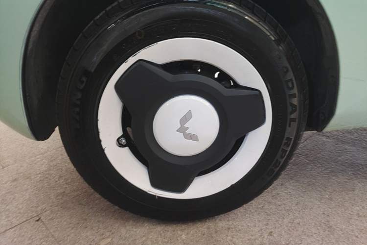 Used Wuling Hongguang MINIEV 2021 Macaron Fashion Model Lithium Iron Phosphate Left Front Wheel Hub
