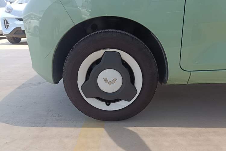 Used Wuling Hongguang MINIEV 2021 Macaron Fashion Model Lithium Iron Phosphate Left Front Wheel Hub