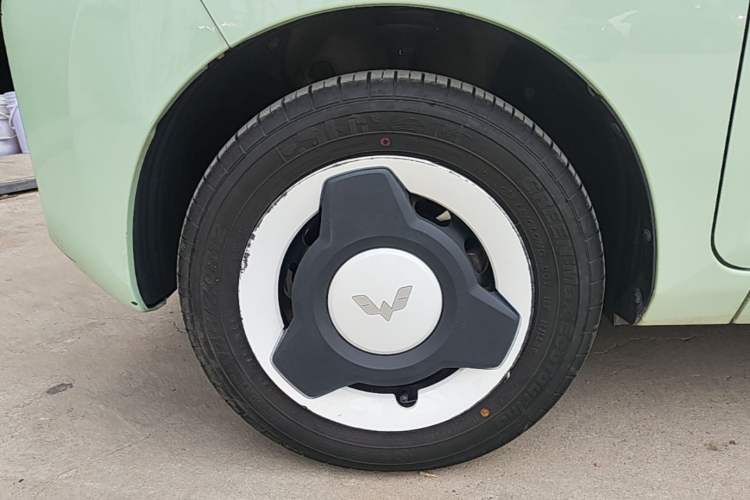 Used Wuling Hongguang MINIEV 2021 Macaron Premium Model – Lithium-NMC Left Front Wheel Hub