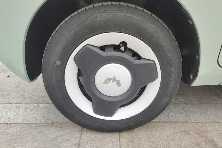 Used Wuling Hongguang MINIEV 2021 Macaron Sandwich Model 120 km Lithium NMC Left Front Wheel Hub