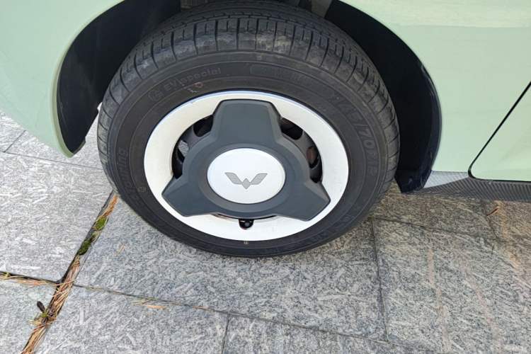 Used Wuling Hongguang MINIEV 2021 Macaron Fashion Model Lithium Iron Phosphate Left Front Wheel Hub