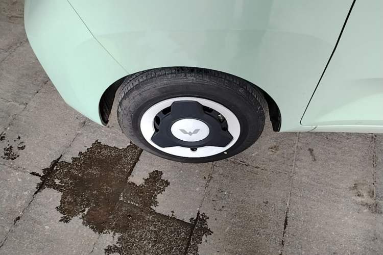 Used Wuling Hongguang MINIEV 2021 Macaron Fashion Model Lithium Iron Phosphate Left Front Wheel Hub