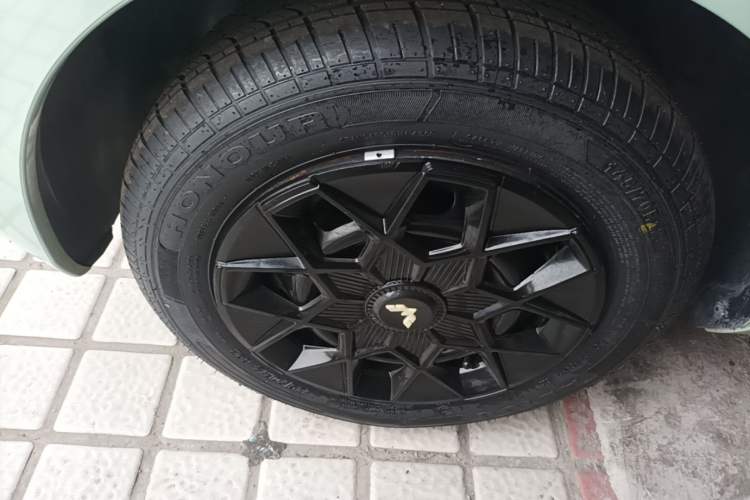 Used Wuling Hongguang MINIEV 2021 Macaron Sandwich Model 120 km Lithium Iron Phosphate Left Front Wheel Hub