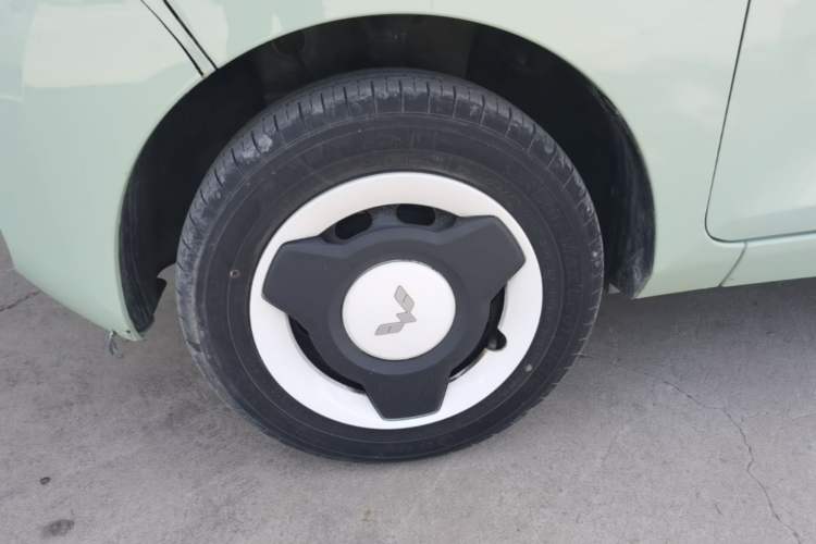Used Wuling Hongguang MINIEV 2021 Macaron Fashion Model Lithium Iron Phosphate Left Front Wheel Hub