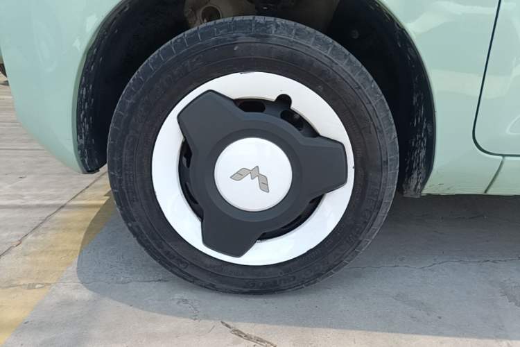 Used Wuling Hongguang MINIEV 2021 Macaron Fashion Model Lithium Iron Phosphate Left Front Wheel Hub