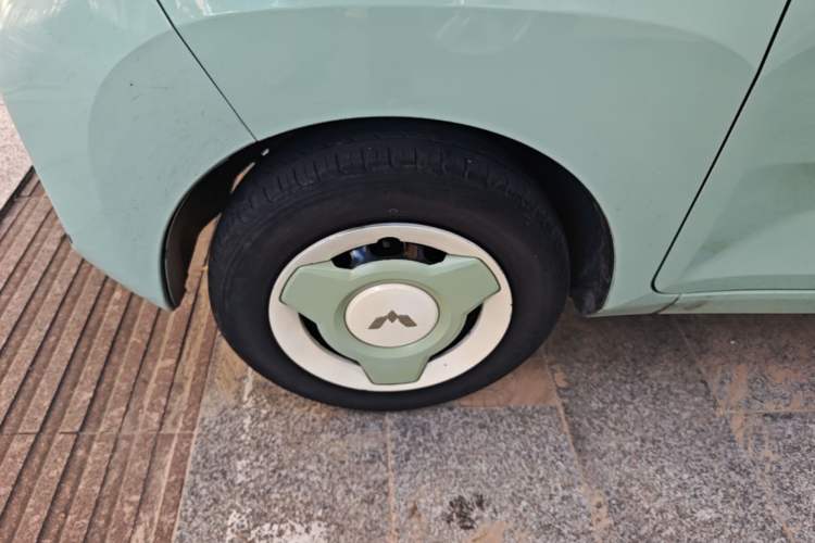 Used Wuling Hongguang MINIEV 2021 Macaron Fashion Model Lithium Iron Phosphate Left Front Wheel Hub
