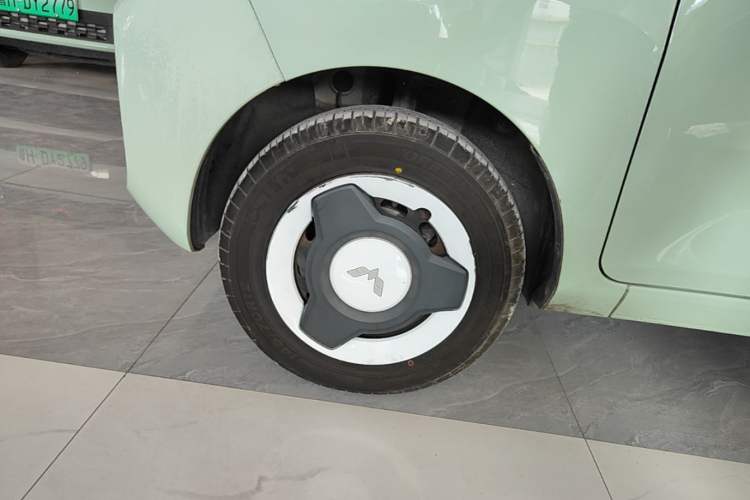 Used Wuling Hongguang MINIEV 2021 Macaron Fashion Model Lithium Iron Phosphate Left Front Wheel Hub