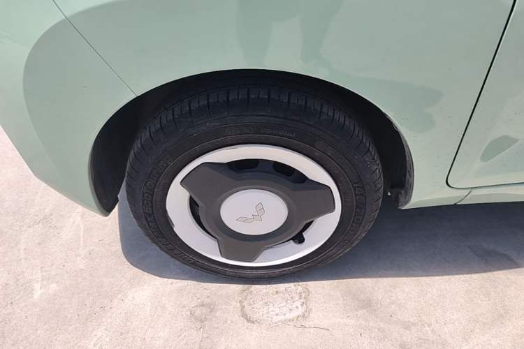 Used Wuling Hongguang MINIEV 2021 Macaron Fashion Model Lithium Iron Phosphate Left Front Wheel Hub