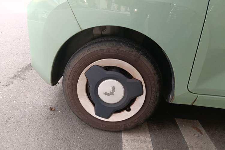 Used Wuling Hongguang MINIEV 2021 Macaron Fashion Model Lithium Iron Phosphate Left Front Wheel Hub
