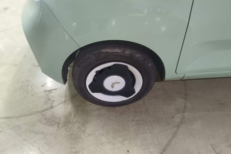 Used Wuling Hongguang MINIEV 2021 Macaron Fashion Model Lithium Iron Phosphate Left Front Wheel Hub