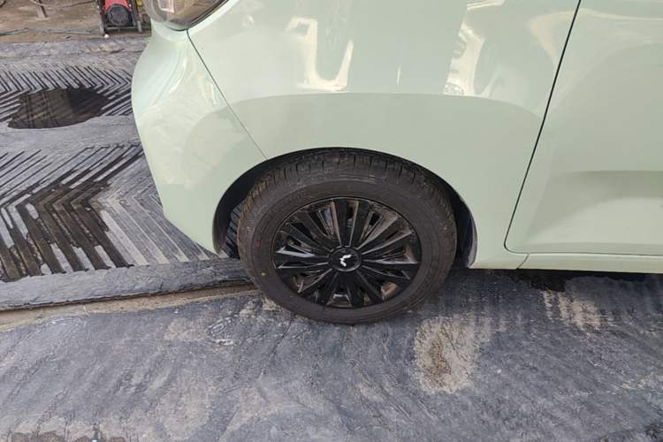 Used Wuling Hongguang MINIEV 2021 Macaron Fashion Model Lithium Iron Phosphate Left Front Wheel Hub