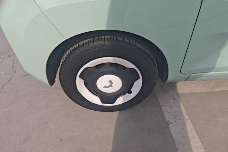 Used Wuling Hongguang MINIEV 2021 Macaron Fashion Model Lithium Iron Phosphate Left Front Wheel Hub
