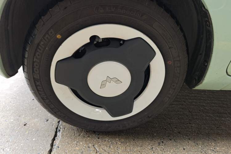 Used Wuling Hongguang MINIEV 2021 Macaron Fashion Model Lithium Iron Phosphate Left Front Wheel Hub