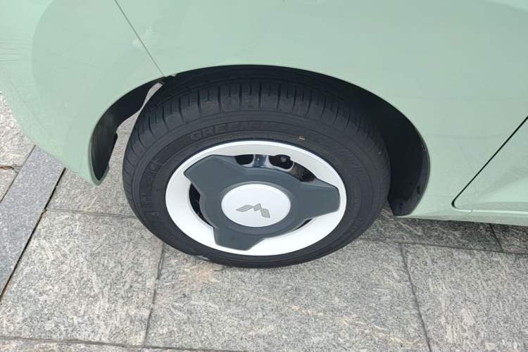 Used Wuling Hongguang MINIEV 2021 Macaron Fashion Model Lithium Iron Phosphate Left Front Wheel Hub